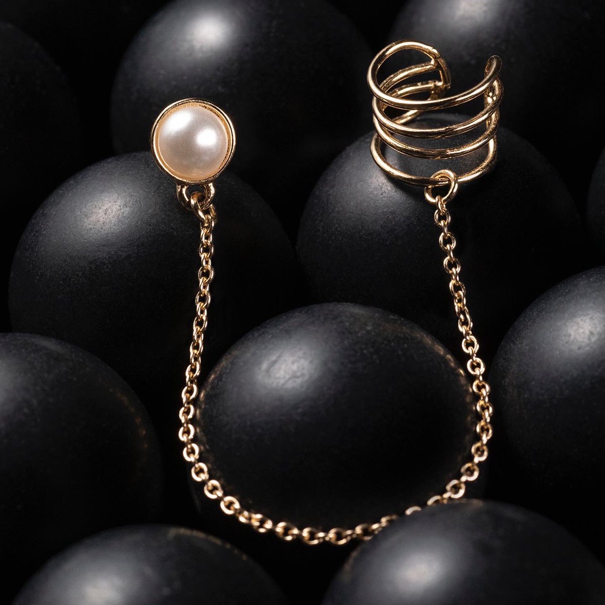 chelleHmont's tweet photo. Whatβs your ball and chain? #testing #shootdays #setlife #ballandchain #stilllife #jewelry #brightshinyobjects https://t.co/IksbHEFFMr