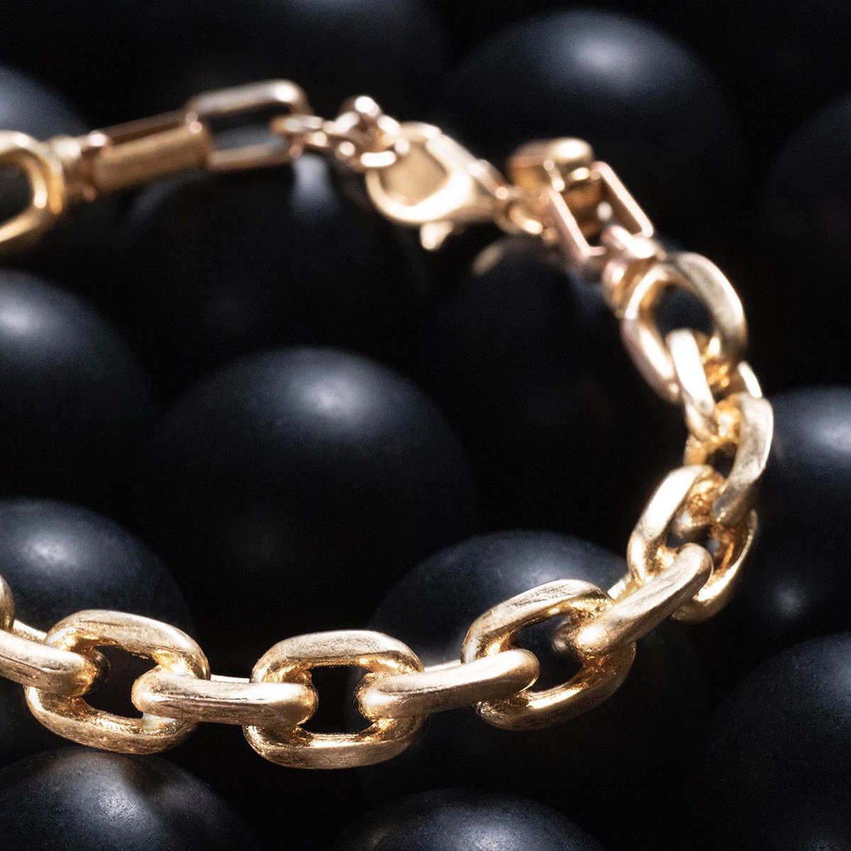 chelleHmont's tweet photo. Whatβs your ball and chain? #testing #shootdays #setlife #ballandchain #stilllife #jewelry #brightshinyobjects https://t.co/IksbHEFFMr