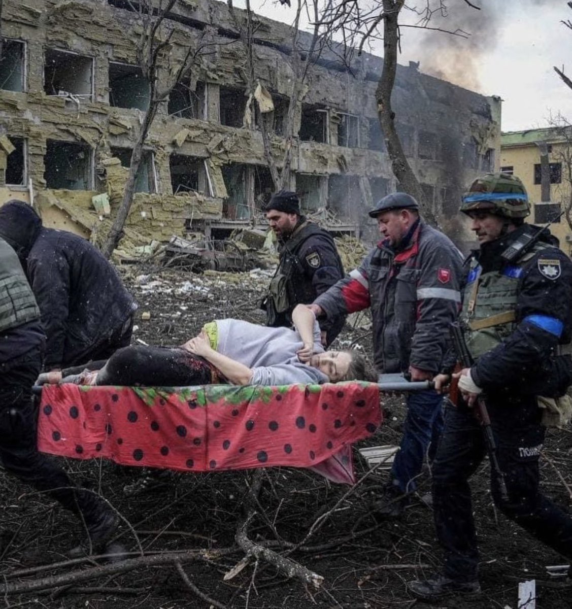 Crimes de guerre à #Marioupol : un hôpital pour enfants et une maternité bombardés. #Poutine est un assassin. Il faut l’arrêter. Et vite. Faut-il supplier encore plus ? #StandWithUkraine #StopPutinNOW #CloseTheSky #ClosetheSkyoverUkraine 🇺🇦🙏✊