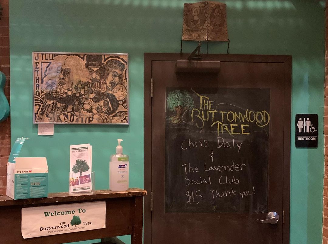 buttonwoodtree's tweet photo. Read about Malin Carta and her experience at #thebuttonwoodtree. Chris Daly & the Lavender Social Club performed on 3/4
Photos and caption by Malin Carta
#livemusic #performanceartscenter #middletownct https://t.co/5UIJeXkhTF