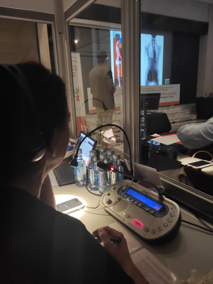 AICEinterpretes's tweet photo. La interpretación exige gran especialización en campos como la #Medicina. #AICEIntérpretes cuenta con  profesionales expertos en esta disciplina. Una comunicación óptima es también motor para el avance de la ciencia. En la foto, dos de nuestros miembros en acción.#SomosTuVoz 🗣️️ https://t.co/3X9B6UnIDB