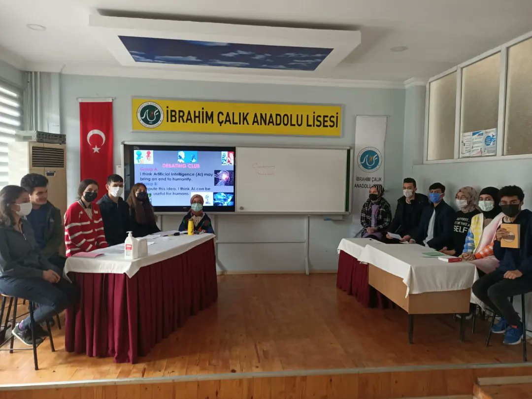 ibrahimcalik46's tweet photo. İngilizce Öğretmenimiz Ayşe AKALP ve okulumuzun 11/G sınıfı öğrencilerimizden münazara etkinliği💭💭
Münazaramızda bir grup yapay zekanın insanlığın sonunu getireceği fikrini savunurken diğer grup yapay zekanın insanlık için faydalı olacağı fikrini savundu. https://t.co/iqx16ILlTJ