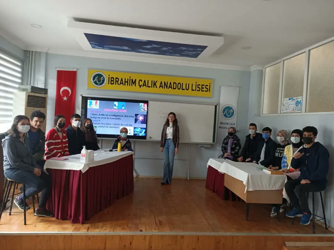 ibrahimcalik46's tweet photo. İngilizce Öğretmenimiz Ayşe AKALP ve okulumuzun 11/G sınıfı öğrencilerimizden münazara etkinliği💭💭
Münazaramızda bir grup yapay zekanın insanlığın sonunu getireceği fikrini savunurken diğer grup yapay zekanın insanlık için faydalı olacağı fikrini savundu. https://t.co/iqx16ILlTJ