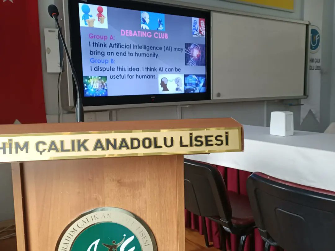 ibrahimcalik46's tweet photo. İngilizce Öğretmenimiz Ayşe AKALP ve okulumuzun 11/G sınıfı öğrencilerimizden münazara etkinliği💭💭
Münazaramızda bir grup yapay zekanın insanlığın sonunu getireceği fikrini savunurken diğer grup yapay zekanın insanlık için faydalı olacağı fikrini savundu. https://t.co/iqx16ILlTJ