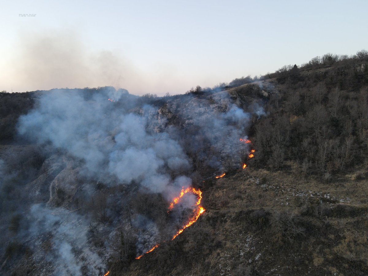 sdis21's tweet photo. 🔥🌲 Près de 40 sapeurs-#pompiers sont mobilisés sur un feu de sous-bois à #Santenay depuis le milieu d'après-midi. À la tombée de la nuit, ils étaient "maîtres du feu".
8 CCF, des moyens de commandement et logistiques (restauration &amp; SSO) ainsi que l'équipe drone sont mobilisés. https://t.co/cQr2ytbMZE