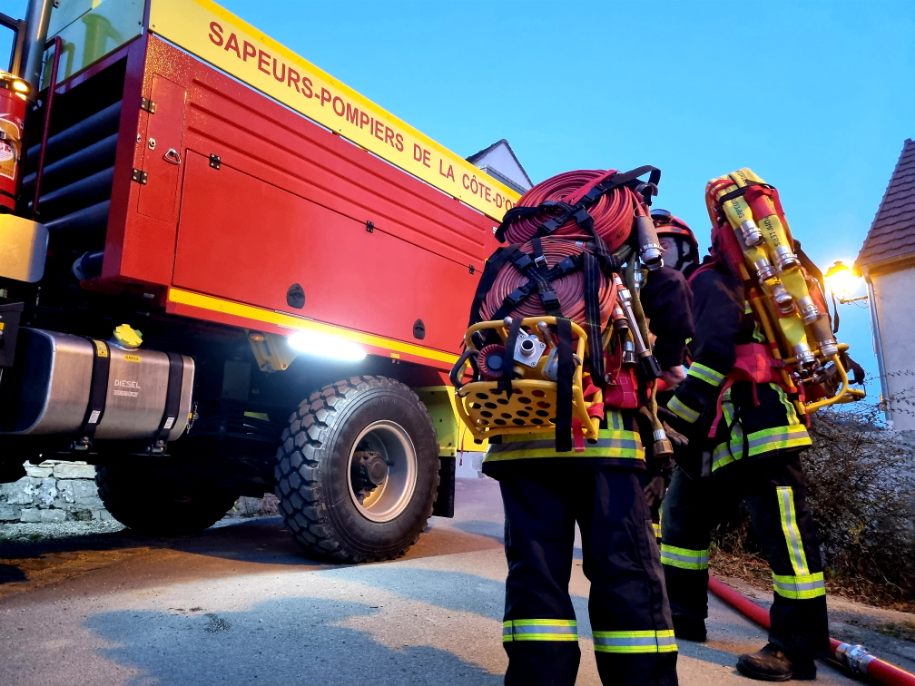 sdis21's tweet photo. 🔥🌲 Près de 40 sapeurs-#pompiers sont mobilisés sur un feu de sous-bois à #Santenay depuis le milieu d'après-midi. À la tombée de la nuit, ils étaient "maîtres du feu".
8 CCF, des moyens de commandement et logistiques (restauration &amp; SSO) ainsi que l'équipe drone sont mobilisés. https://t.co/cQr2ytbMZE