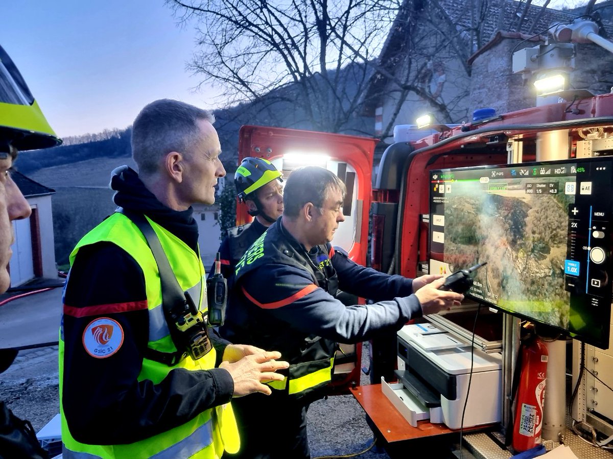 sdis21's tweet photo. 🔥🌲 Près de 40 sapeurs-#pompiers sont mobilisés sur un feu de sous-bois à #Santenay depuis le milieu d'après-midi. À la tombée de la nuit, ils étaient "maîtres du feu".
8 CCF, des moyens de commandement et logistiques (restauration &amp; SSO) ainsi que l'équipe drone sont mobilisés. https://t.co/cQr2ytbMZE