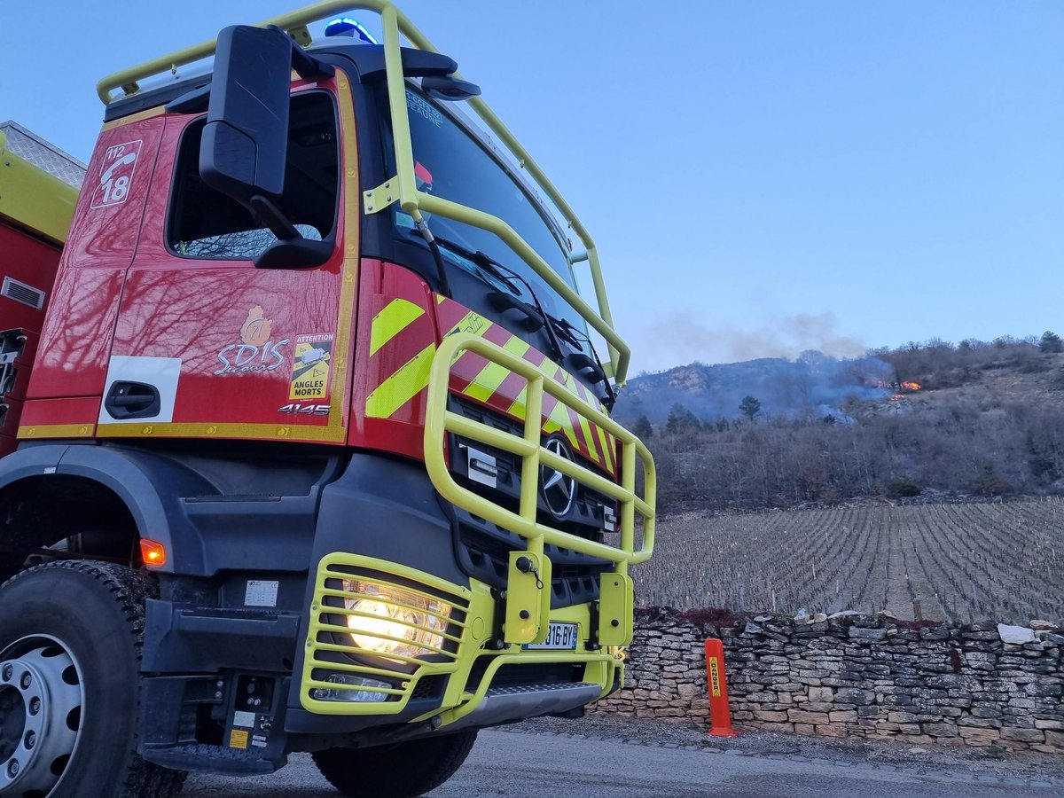 sdis21's tweet photo. 🔥🌲 Près de 40 sapeurs-#pompiers sont mobilisés sur un feu de sous-bois à #Santenay depuis le milieu d'après-midi. À la tombée de la nuit, ils étaient "maîtres du feu".
8 CCF, des moyens de commandement et logistiques (restauration &amp; SSO) ainsi que l'équipe drone sont mobilisés. https://t.co/cQr2ytbMZE