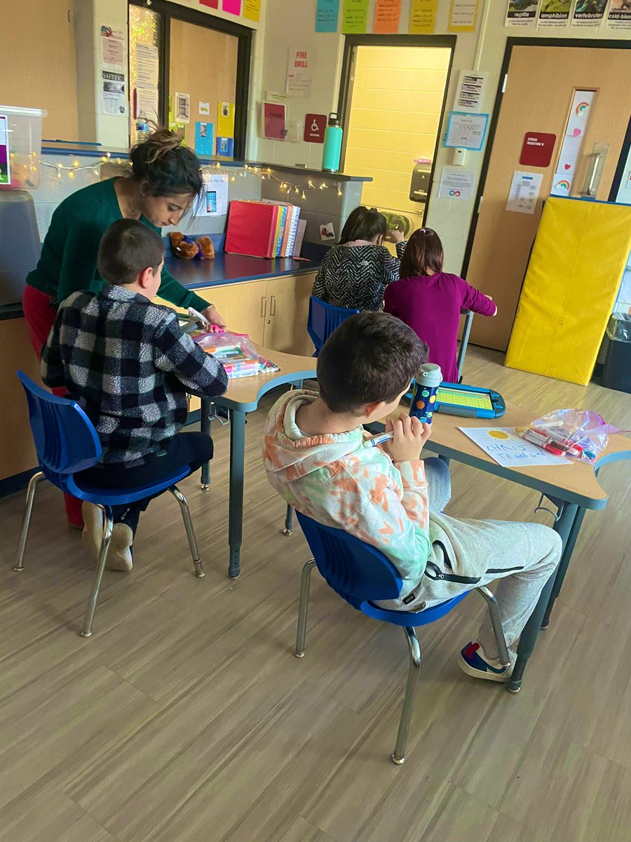 jessicawoodtea1's tweet image. Today with our peers we wrote notes and drew pictures to give to our social worker Mrs. Stone to show her how much we appreciate her! ☀️@HarlanElem @BirminghamPS #nationalschoolsocialworkerappreciationweek #projectunify #peertopeer