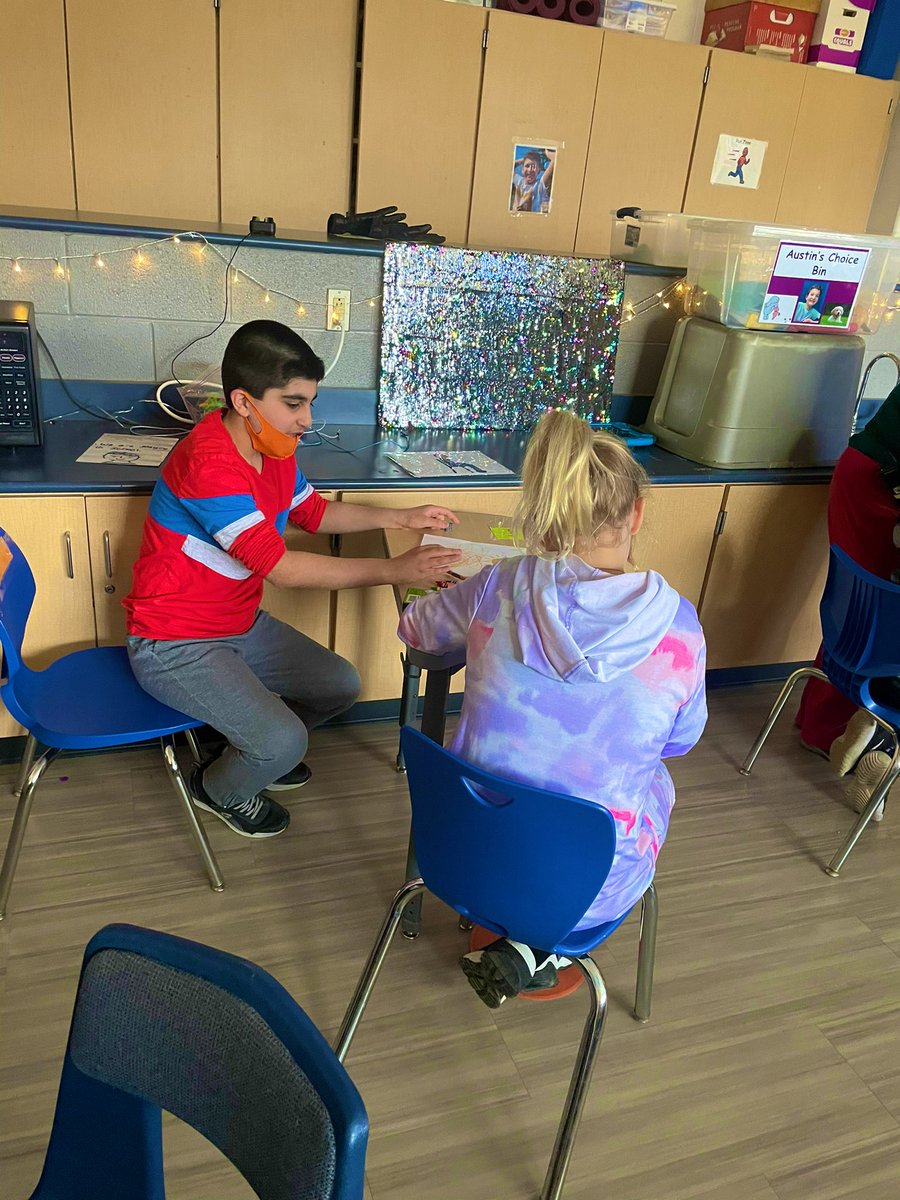 jessicawoodtea1's tweet image. Today with our peers we wrote notes and drew pictures to give to our social worker Mrs. Stone to show her how much we appreciate her! ☀️@HarlanElem @BirminghamPS #nationalschoolsocialworkerappreciationweek #projectunify #peertopeer