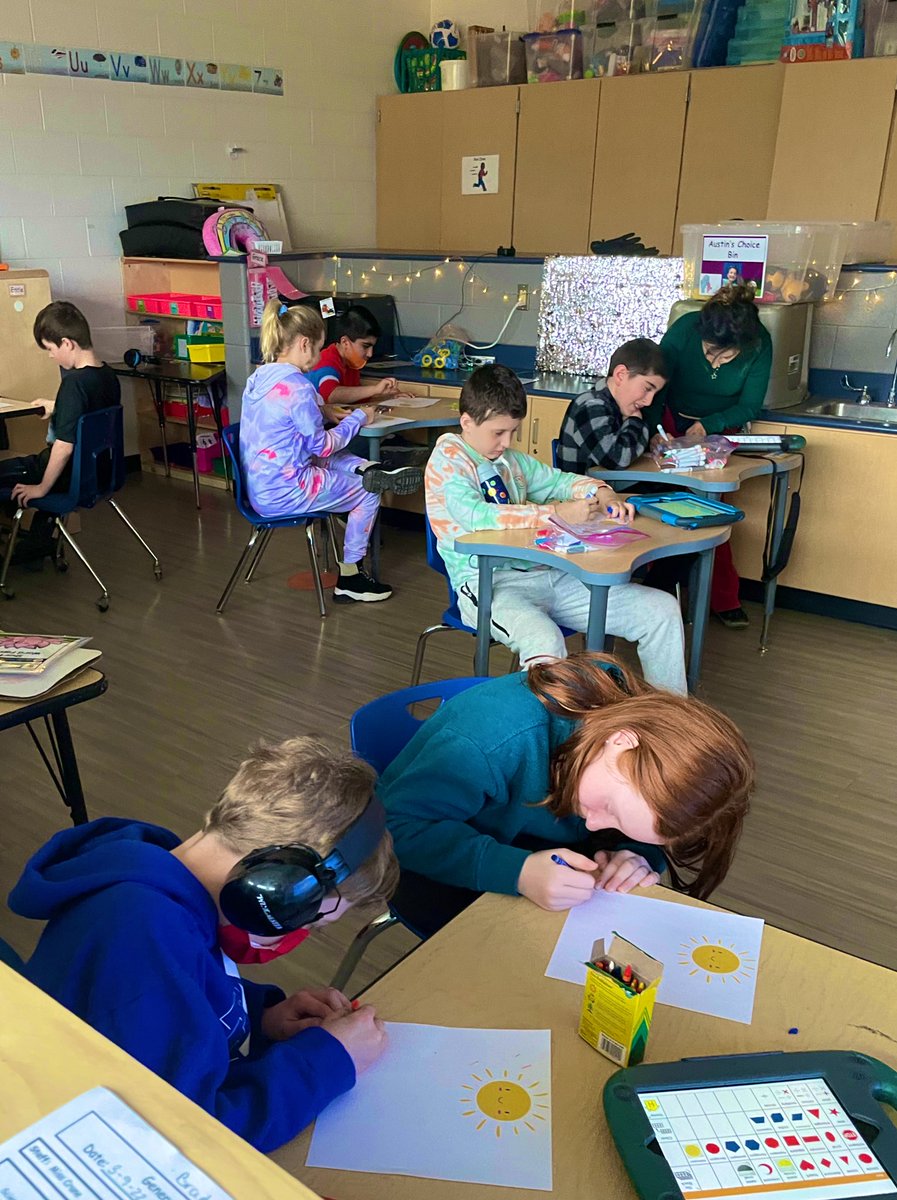 jessicawoodtea1's tweet image. Today with our peers we wrote notes and drew pictures to give to our social worker Mrs. Stone to show her how much we appreciate her! ☀️@HarlanElem @BirminghamPS #nationalschoolsocialworkerappreciationweek #projectunify #peertopeer