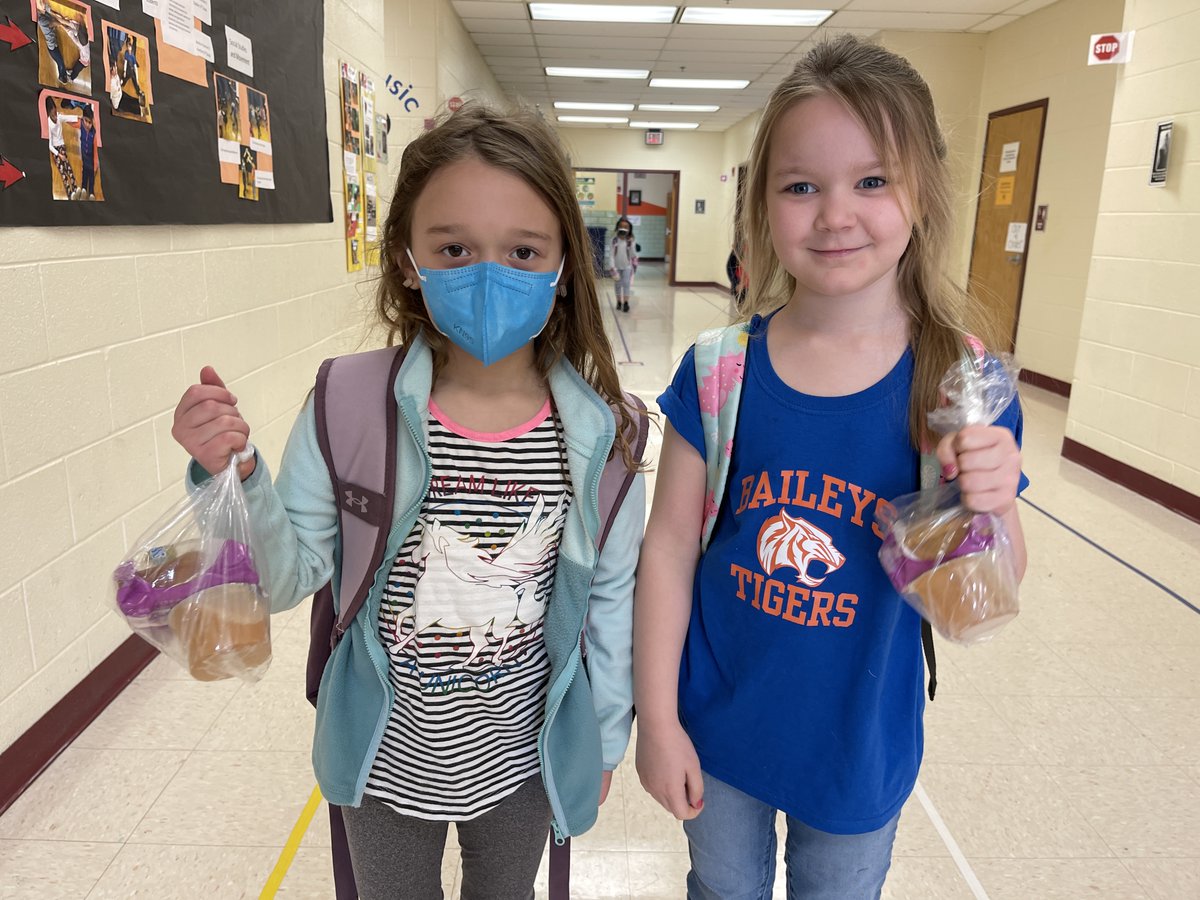 BaileysES_FCPS's tweet photo. See you for breakfast, Bailey's Tigers! 🐯🍴

#FCPSbreakfasts #NSBW22 @FCPSnews @SchoolLunch https://t.co/yB2ra4tEyW