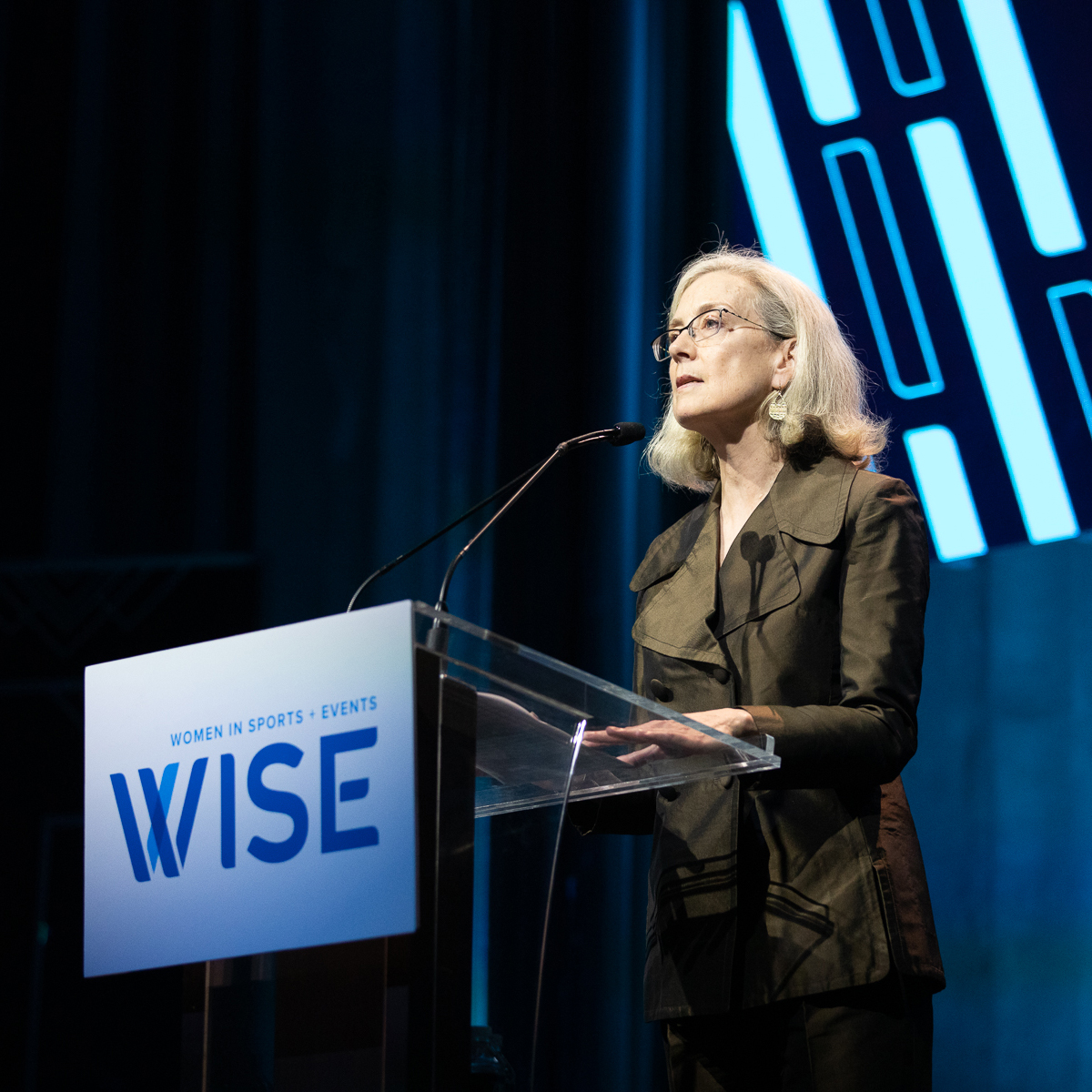 wiseworks's tweet photo. "One team, one dream — couldn't be more proud to be part of the NHL. They say it takes a village and I take this to heart, I have a huge team and village behind me." — #WWOY honoree Susan Cohig @secohig of @NHL #WISEworks https://t.co/CFFrvqcRoE