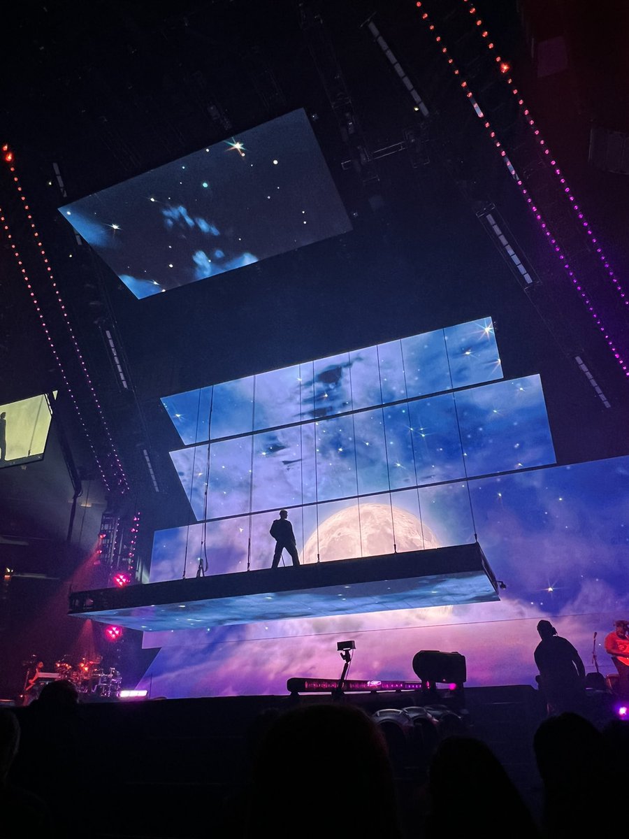 beliebinteam's tweet photo. justin bieber’s moon aesthetic >>> https://t.co/N5sMK6je11