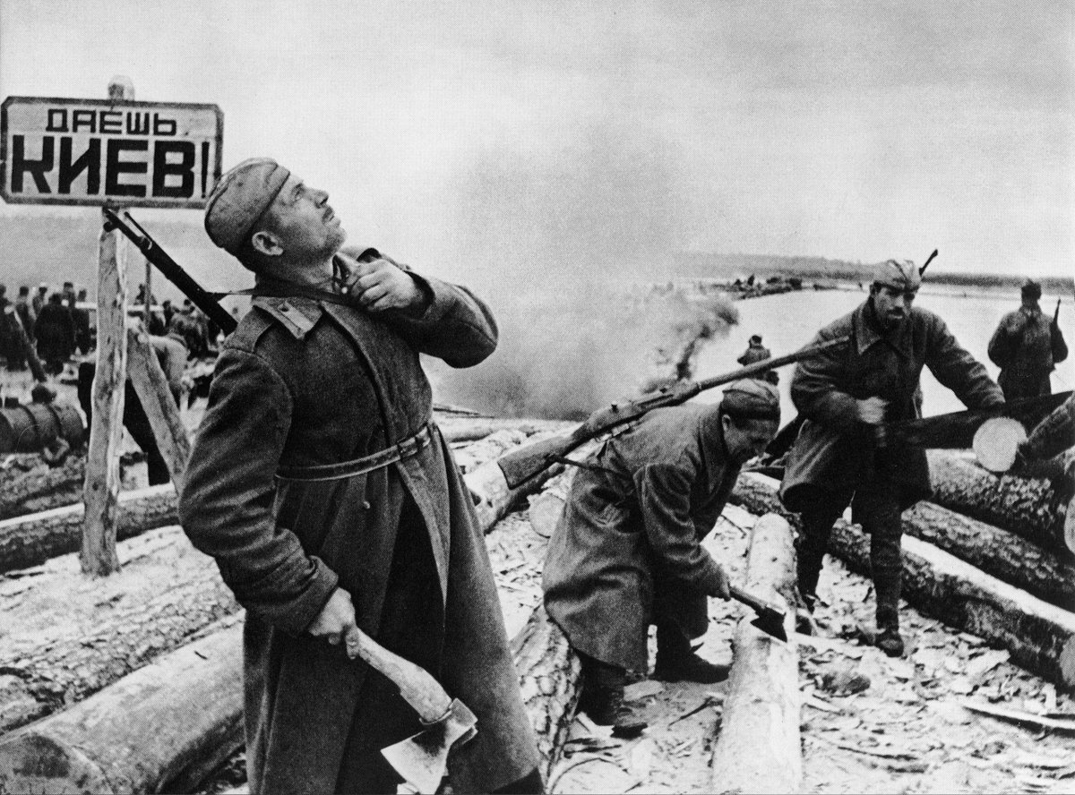 Советские саперы строят переправу через Днепр у Киева. Осень 1943 года.