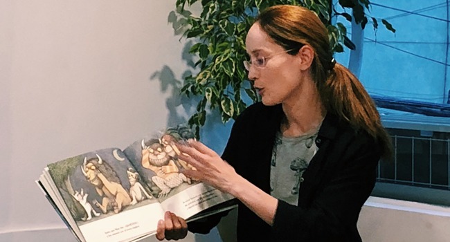 uchileradio's tweet photo. HOY en @vuelanlasplumas, @vivian_lavin conversa con Berta Concha sobre libros publicados por mujeres. Además, la ilustradora Yael Frankel comenta el libro "¿Qué tiene un bosque?" de Claraboya Ediciones. Desde las 17 hrs.
 
📻 102.5 FM
💻 https://t.co/YoY22bCsId https://t.co/qn7nRkBcRD