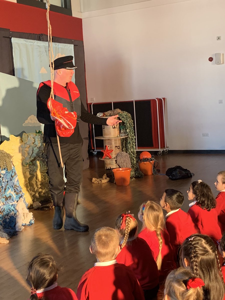 We loved this performance yesterday, learning all about the harms of dropping litter has on our environment 🌎