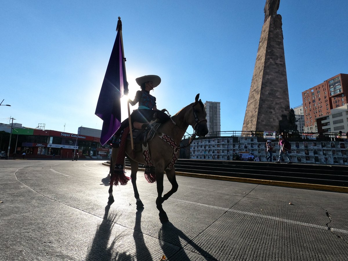 Ayer <a href="/zermenoolga/">Olga Zermeño</a> asistió en su vestido de escaramuza montada a caballo a la marcha del #8M en Guadalajara.

Tapatías orgullosas de esta representación feminista dentro del deporte de la charrería 💜💜💜💜💜💜💜💜💜