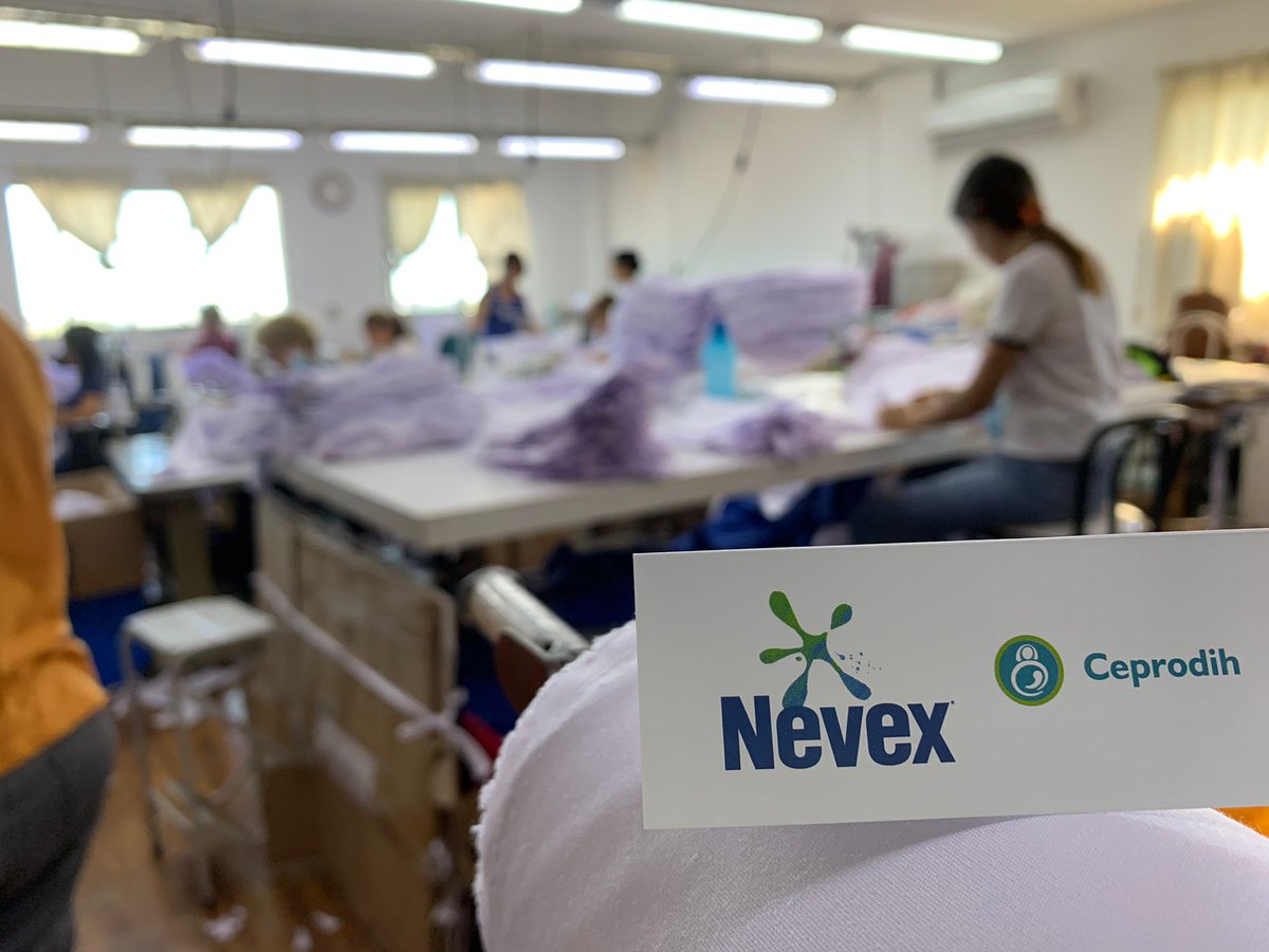 Quatromanos_uy's tweet photo. 🟢@NevexUy alcanza 110.000 túnicas donadas en 22 años de compromiso con la Educación Pública 🎒

Como tradición, se volvieron a donar 5.000 túnicas en el primer día de clases en 67 escuelas de 13 departamentos, hechas por madres jefas de hogar del @CEPRODIH https://t.co/eld3emujSF