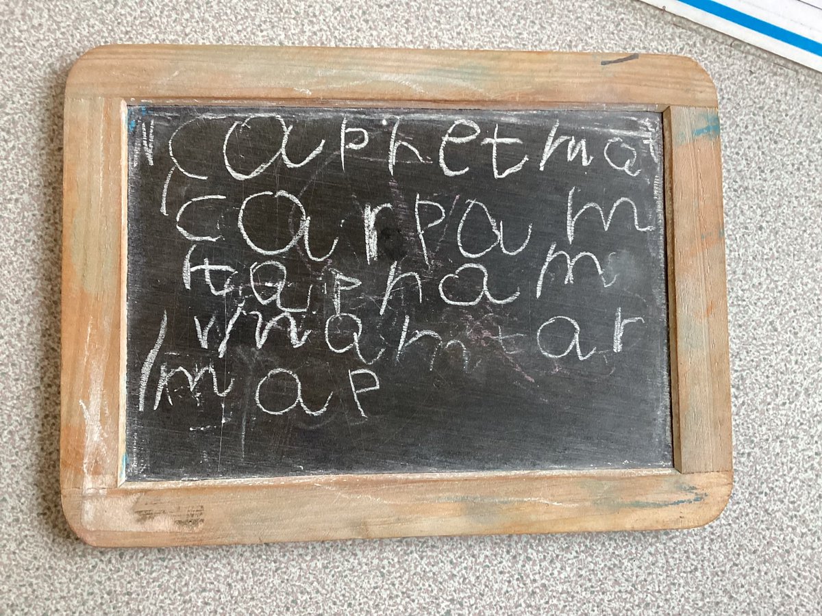 #DosbOwainGlyndwr <a href="/YGCwmbran/">Ysgol G Cwmbrân</a> 
Blwyddyn 1 yn ymarfer ysgrifennu a sillafu geiriau ar y byrddau sialc. Da iawn chi!

Year 1 practicing their writing and spelling on the chalk boards. Well done!