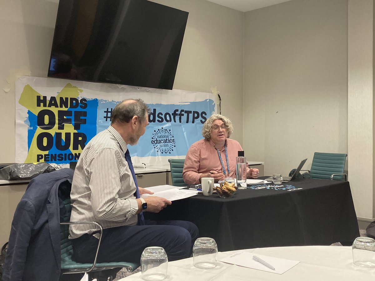 SouthEastNEU's tweet photo. GDST Parents’ meeting underway in #Oxford. An introduction from Stuart of @neuoxon and a huge welcome to @cyclingkev #fireandrehire #23Together #HandsoffTPS @NEUnion @GDST @TheOxfordMail @bbceducation https://t.co/fhOVcf1Ty9