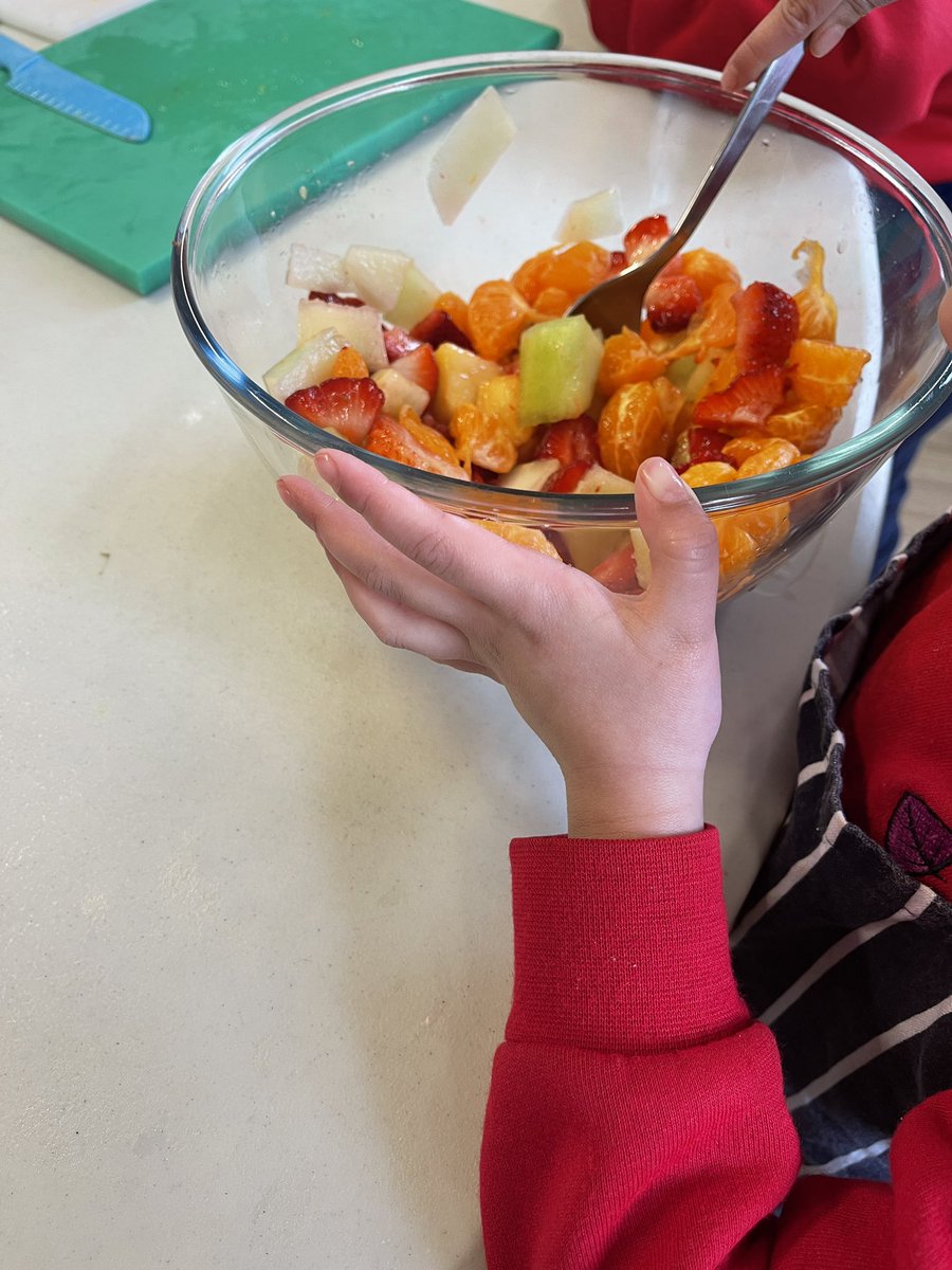 KitchenTeaching's tweet image. They chopped pineapple, melon,grapes,strawberries clementines and banana. Delicious.