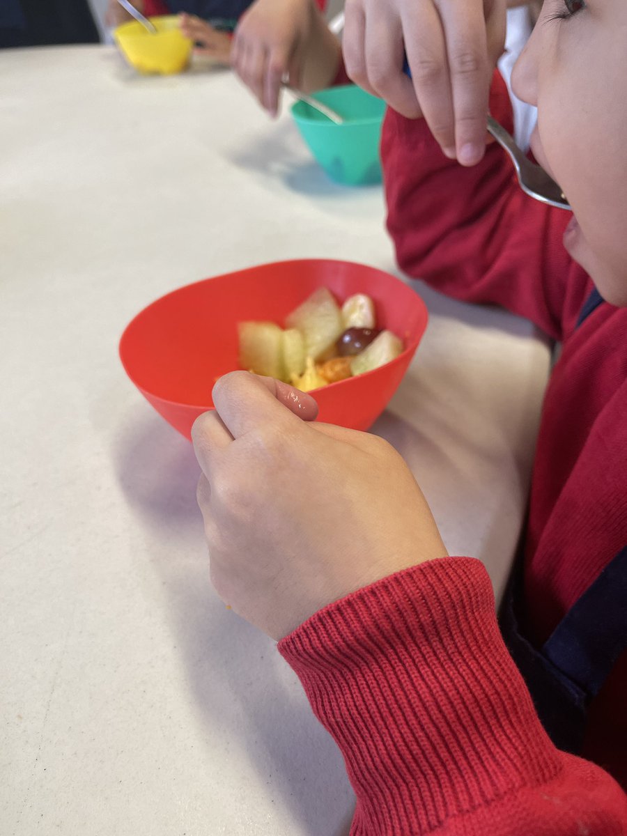 KitchenTeaching's tweet image. They chopped pineapple, melon,grapes,strawberries clementines and banana. Delicious.