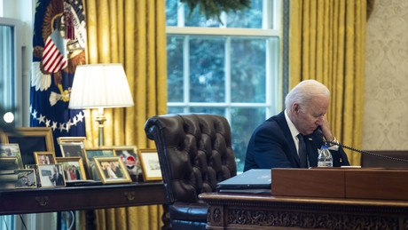 Angesichts des Importstopps für russisches Öl versuchen die USA Berichten zufolge Saudi-Arabien und die Vereinigten Arabischen Emirate (VAE) dazu zu bewegen, ihre Ölproduktion zu erhöhen. Washingtons Anfragen wurden von den beiden Staaten bisher allerdings abgelehnt.