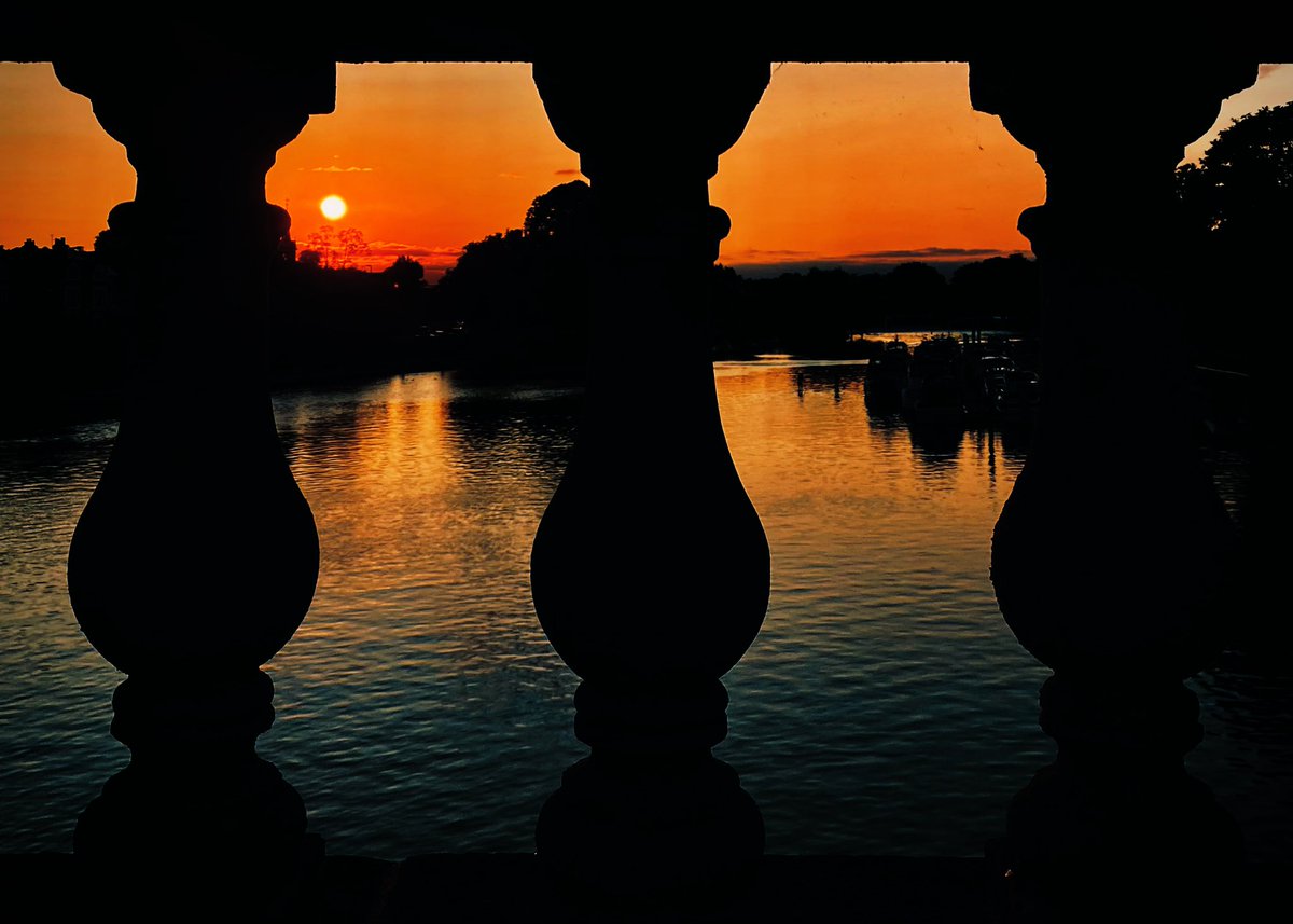 AledHall's tweet image. Nos da i chi gyd…diwedd bendigedig i ddiwrnod hyfryd arall heddi ‘to 🙏🏻😃

Nos da everyone…a beautiful end to another glorious day 🙏🏻😃
@StormHour @ThePhotoHour 
#LondonSunset