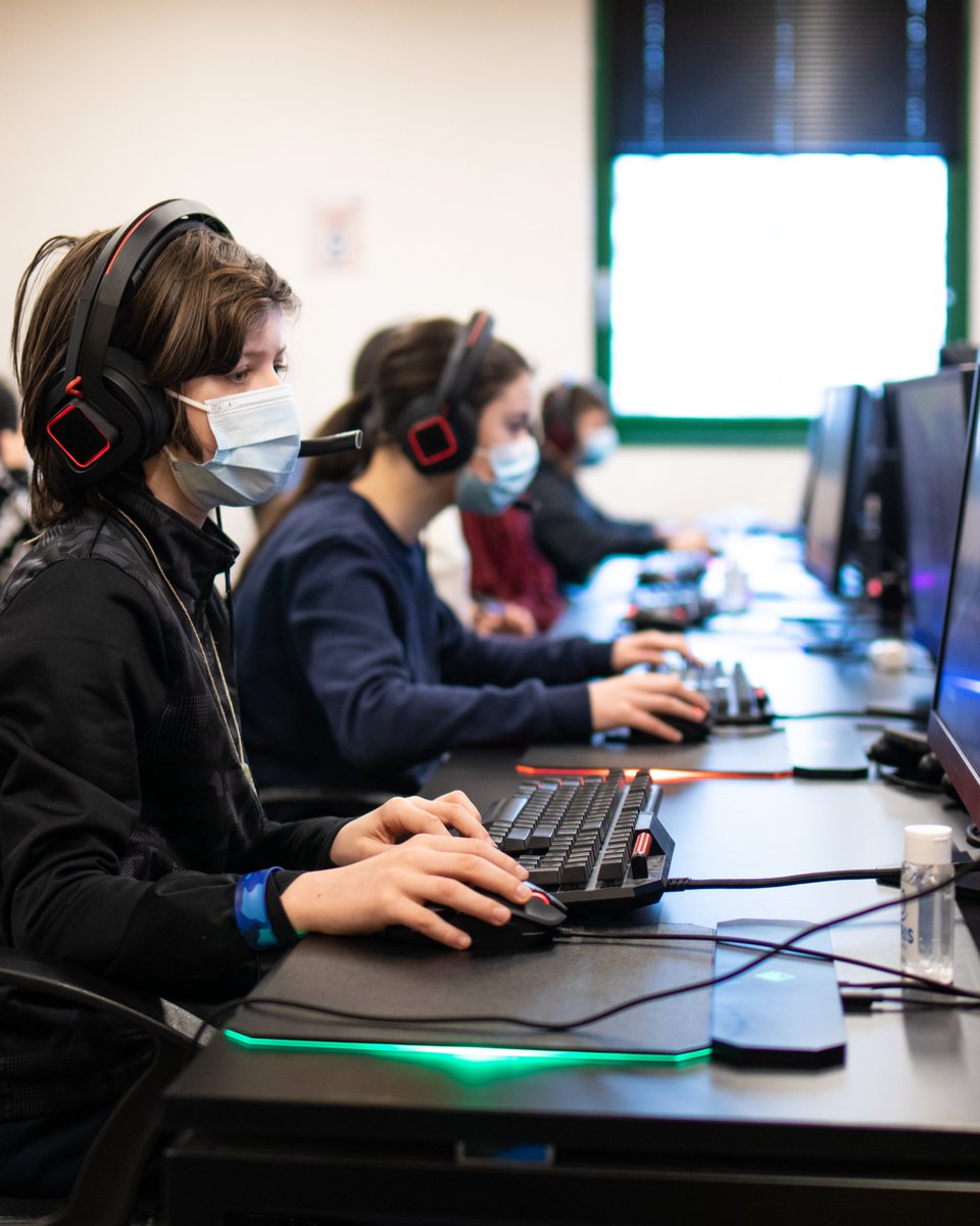 ParisEsports's tweet photo. La semaine dernière, nous avons organisé des stages 100% #esport gratuits pour des jeunes de 10-17 ans dans le cadre des #ParisSportVacances organisés par la Ville de @Paris ! 

Une belle opportunité pour démocratiser l'esport aux plus jeunes &amp; transmettre les bonnes pratiques 💚 https://t.co/e7dT6EH3mw