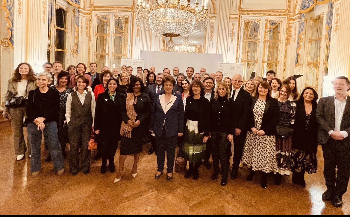 PFDMedias's tweet photo. Les 40 signataires de la #ChartePFDM #ParitéModedEmploi avec les ministres @BachmanLaurence et @1ElisaMoreno et les coprésidentes de @PFDMedias @BachmanLaurence et @boucheraazzouz et les membres du bureau https://t.co/evfl1V8dE7