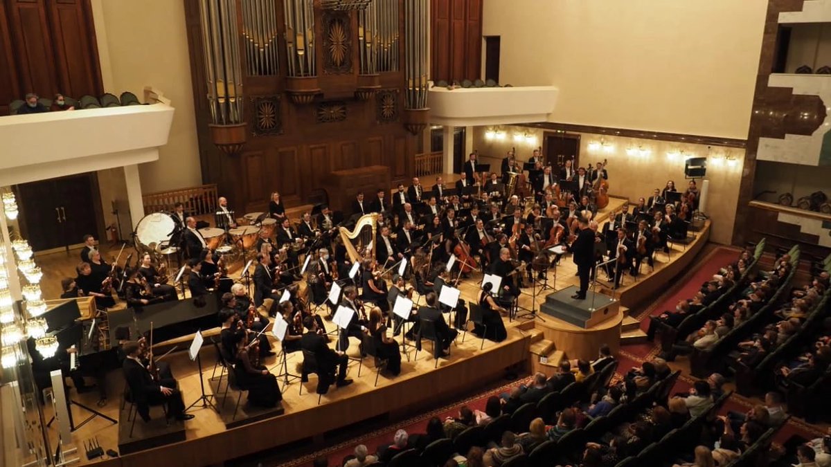 tat_symphony's tweet photo. Сегодня в ГБКЗ им. Сайдашева состоялся концерт Государственного академического симфонического оркестра Республики Татарстан под управлением Александра Сладковского с участием известного российского актёра, режиссёра и литератора Вениамина Смехова. https://t.co/6RkhsgzJL8
