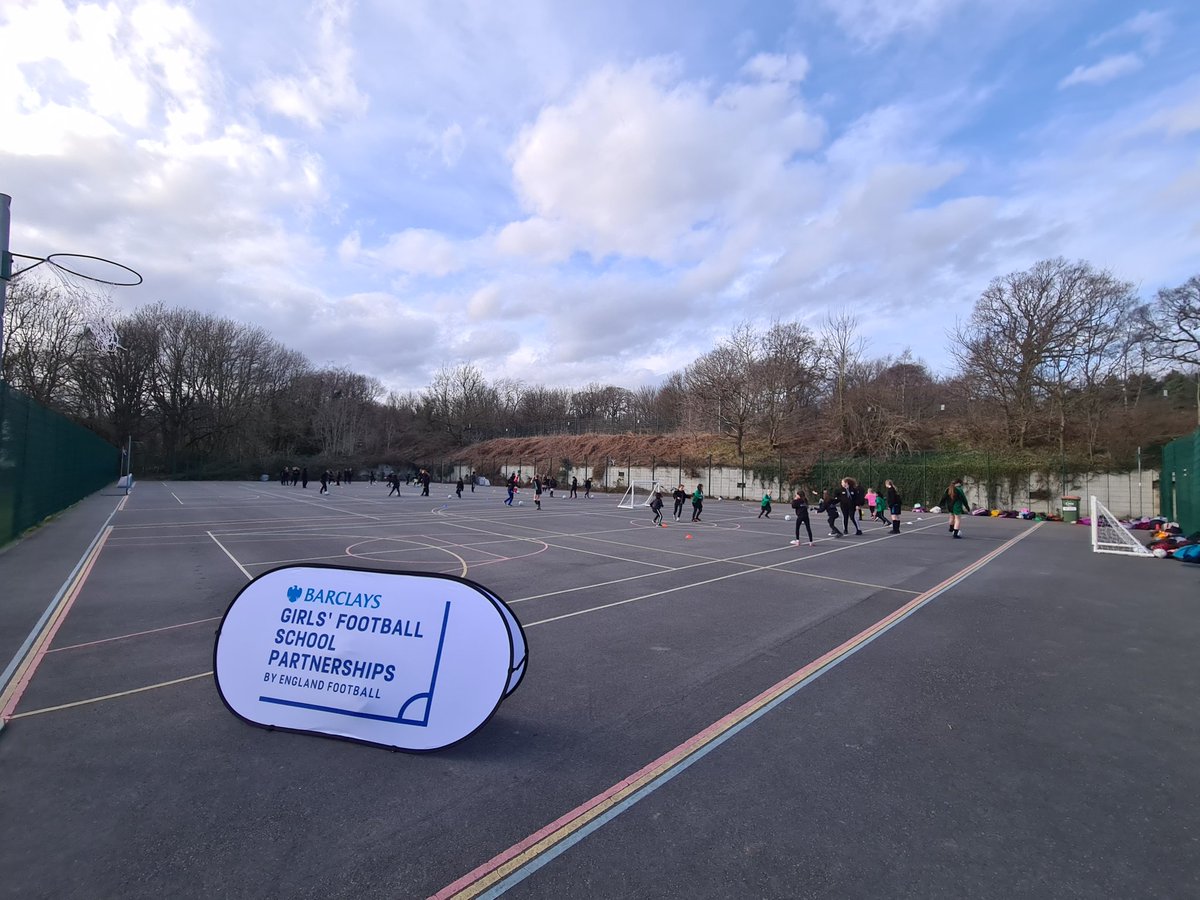 LeedsNE_SGO's tweet photo. ⚽️Girls leading girls⚽️🙌🏻 Fab session this afternoon @RSchPrimaryPE as part of the BIGGEST EVER FOOTBALL SESSION #LetsGirlsPlay #GirlsFootballinSchools Thanks to our female coach Dara @FootTechAcademy &amp; our awesome sports leaders @RSch_class2026 @RSch_class2025 @RSch_class2024 ⚽️ https://t.co/Zc5Cs5sfLw