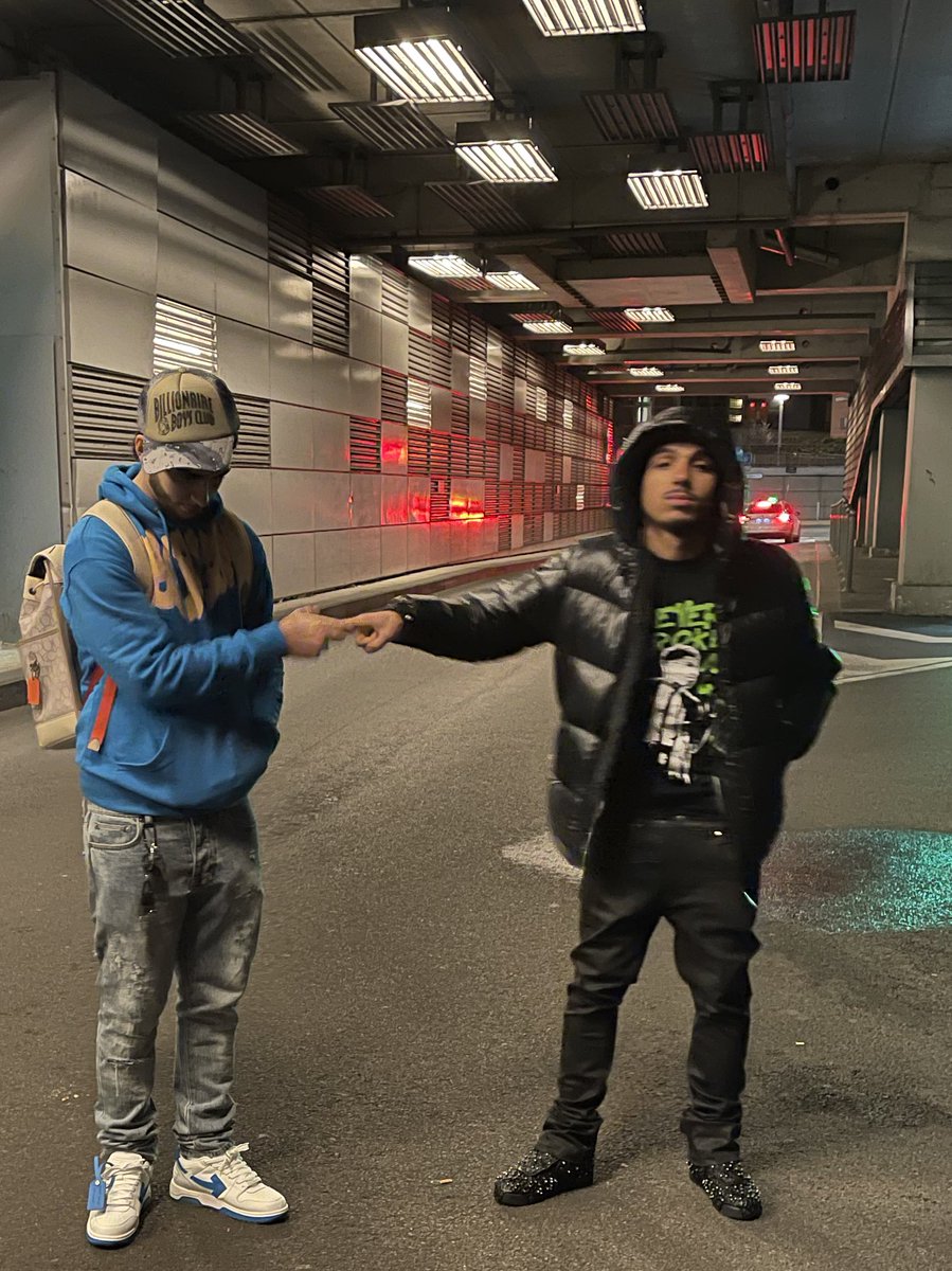 g17tali's tweet photo. Le clip de "Hi-Tech" sort bientôt 🧏🏻‍♂️ https://t.co/R8gRkfxAXA