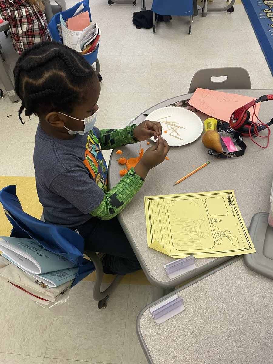 mrsmichelSL's tweet photo. Check out these architects in action designing terrific towers for enrichment today! Our task was to make the tallest tower only using toothpicks and play dough. @MrsGiannuzziSL @syracuselatin @SyracuseSchools https://t.co/S63hSyTzUg