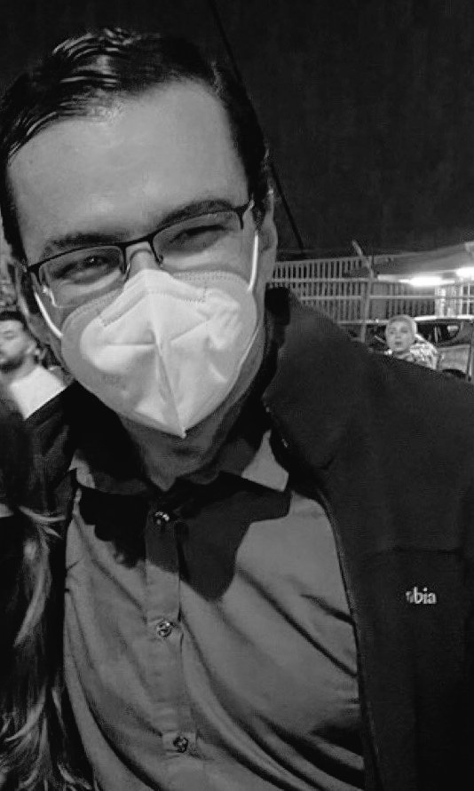 RosCasSol's tweet photo. 👇Cualquier político que llegue a posar sonriente abrazando fans en una marcha cuyo origen es honrar trabajadoras asesinadas, es un mercader de causas.

📢Y cualquier organización de marchas "emancipadoras" que promueva el culto a un político, es propaganda.

Cc: @josemvillalta https://t.co/kczM7fAcSb