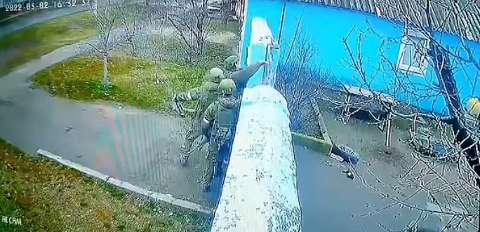 Soldados rusos  se enfrentan a una pareja desarmada luego que intentaran saquear su casa (VIDEO)  bit.ly/3tHVUk2