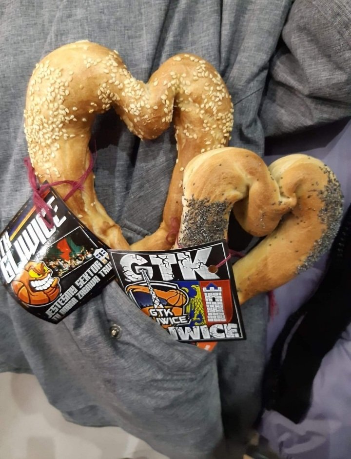 beer_and_labels's tweet image. Mecz z Piernikami GTK przepierniczył, trener nie dostał znowu pączków a z okazji wczorajszego dnia kobiet klub kibica z sektora A rozdał pyszne gliwickie precle #plkpl #plkpltalk