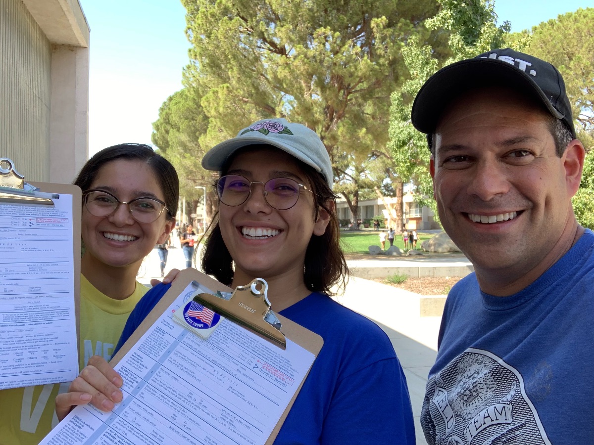 defenddemaction's tweet photo. Voter registration happening every day in every way. Have an hour to give? Jump in! https://t.co/iJfhwfVdah #DefendDemocracy #Voterizer https://t.co/MMVfniq4wb