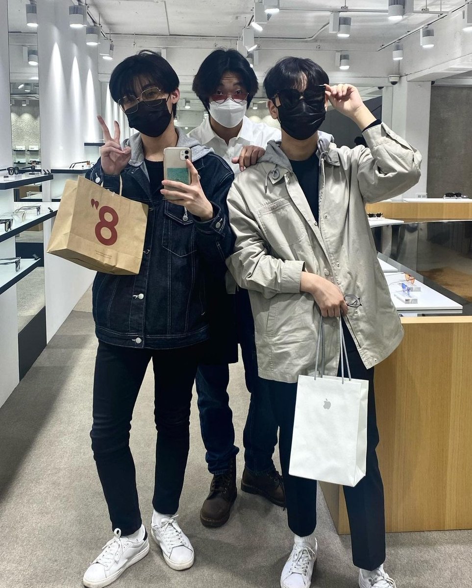 YoBoy82's tweet photo. 20220309 YoBoy IG story with his friends 

'Three idiots'

#강요셉 #KangJoseph #YoBoy #요보이

/his hair is so long, he looks so good https://t.co/6Y7c5uDMkN
