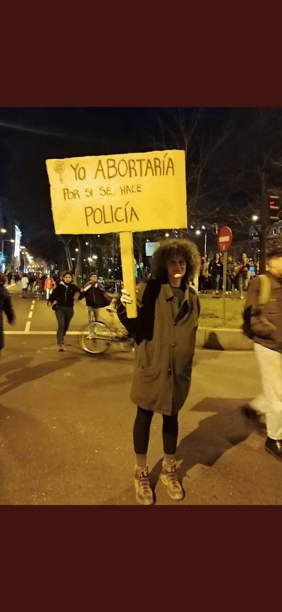 guidoprincesa's tweet photo. ¿Por qué tenemos que aguantar esto? ¿Por qué mi hija tiene que aguantar esto? si su padre, que ha quitado cuchillos del cuello de mujeres, está dispuesto a jugarse el tipo por defender a cualquier persona en peligro, incluida la del cartel. https://t.co/7LyK4zYkaQ