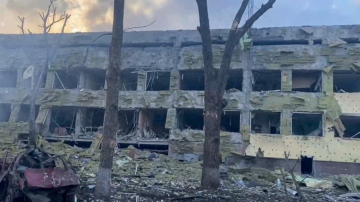 Biloshytsky's tweet photo. UPDATE: Russian airstrike that hit the children hospital and maternity house led to 17 injured and colossal destruction of the facility. This heinous act was made during a mutually agreed ceasefire. https://t.co/xMeCaK1VEL