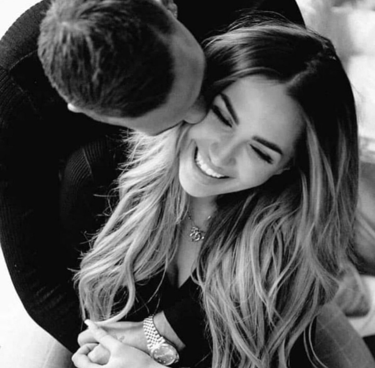 Gülüşü güzel bir kadını 
Gelişi güzel adamlar değil
Yüreği güzel adamlar sevmeli
Şiirler yazan, şarkıları ona adayan, duasına katan 
Çünkü sevmek
Naif gönüllü yürekli adamların işidir.

Gecemiz güzel olsun 

Mutlu Geceler 
Huzurlu, keyifli vakitler dostlar.☕️💙

#GeceyeBirNot