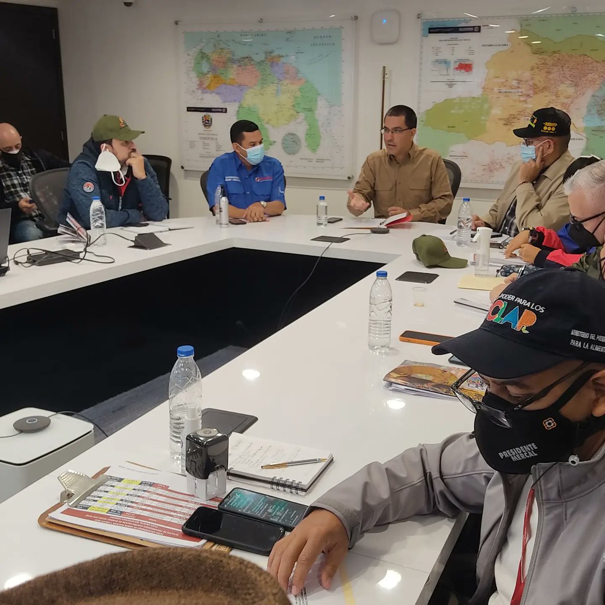 LealTelleria's tweet photo. Instalamos el 2° Congreso Bicentenario de los Pueblos Capitulo Clap. Junto al ministro @jaarreaza y el diputado @nicmaduroguerra, iniciamos el debate nacional con las estructuras estadales, municipales, parroquiales y comunales de los Clap. #2doCongresoClap https://t.co/UjUO18j7f5