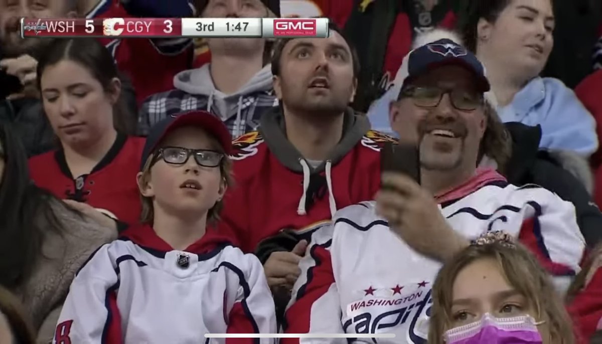 Sluss_Bus's tweet photo. @MarkBatterson lookalike at the Capitals game last night? https://t.co/hAihdseIjN