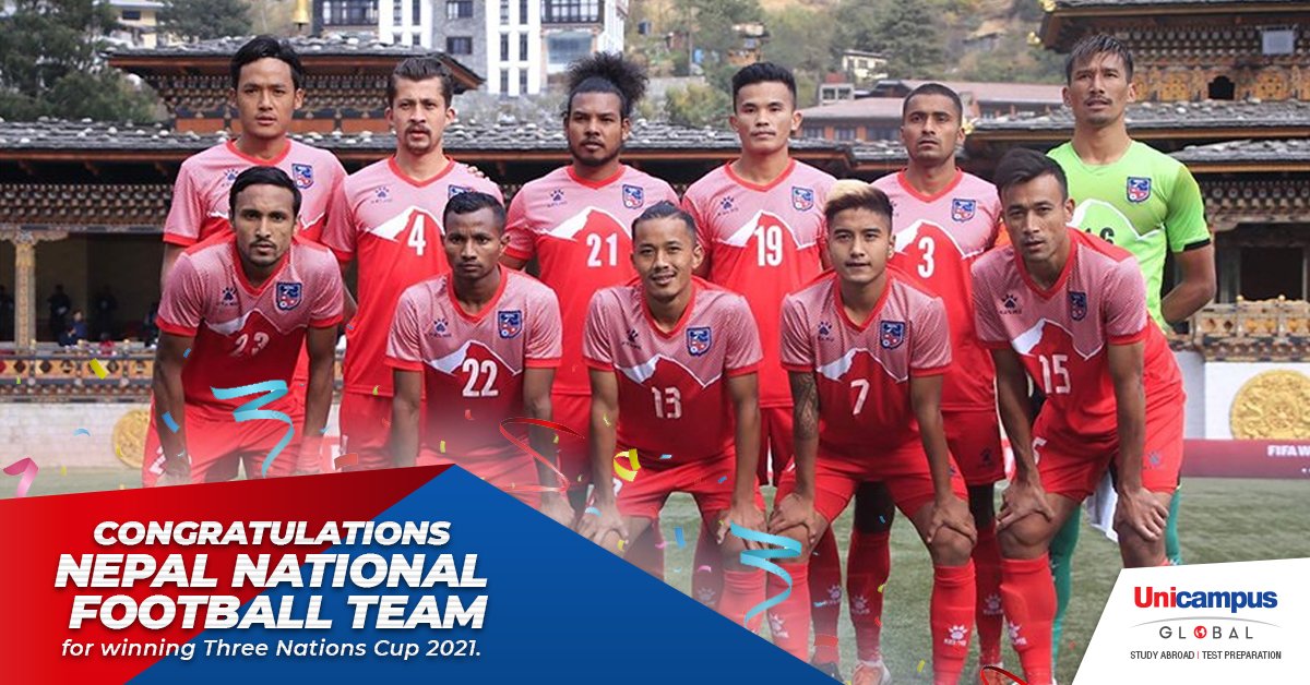 SDinn's tweet photo. La nueva directiva de la federación nepalí de fútbol 🇳🇵 ha puesto en práctica un nuevo y polémico plan de desarrollo nacional. 😵

Su idea es jugar en la altura del Everest para hacerse imbatibles de local, y desarrollar sus jugadores jóvenes en esas condiciones adversas. 🏔️🥶 https://t.co/piWYInIVNX