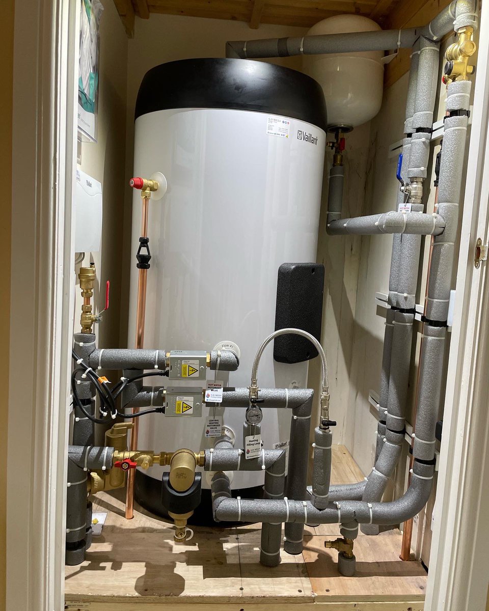 Rdmills88's tweet photo. Vaillant EcoFit Pure 630 and 200L unistor wrapped up ✅ 

#Advance #PipeworkPioneers #Spride https://t.co/BVUvwixtuo