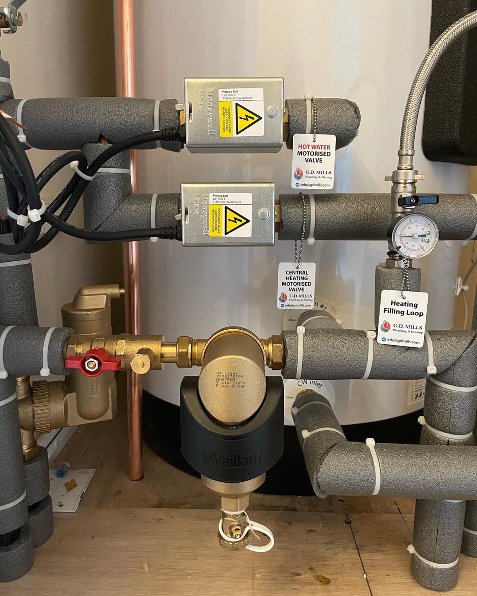Rdmills88's tweet photo. Vaillant EcoFit Pure 630 and 200L unistor wrapped up ✅ 

#Advance #PipeworkPioneers #Spride https://t.co/BVUvwixtuo