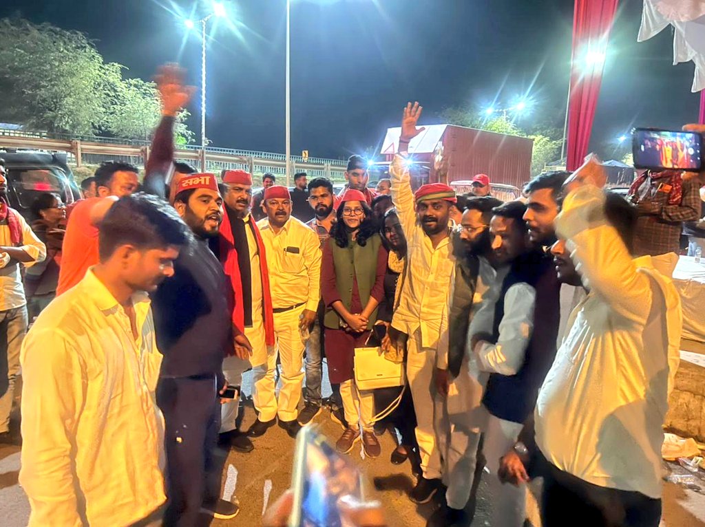 उत्तर प्रदेश के जनमत की सुरक्षा के लिए आज रात जागते रहें। मुस्तैदी से सुरक्षा में रहें और लोकतंत्र में लोकमत को बचाएं।

माननीय <a href="/yadavakhilesh/">Akhilesh Yadav</a> जी जिंदाबाद।
समाजवादी पार्टी जिंदाबाद।
