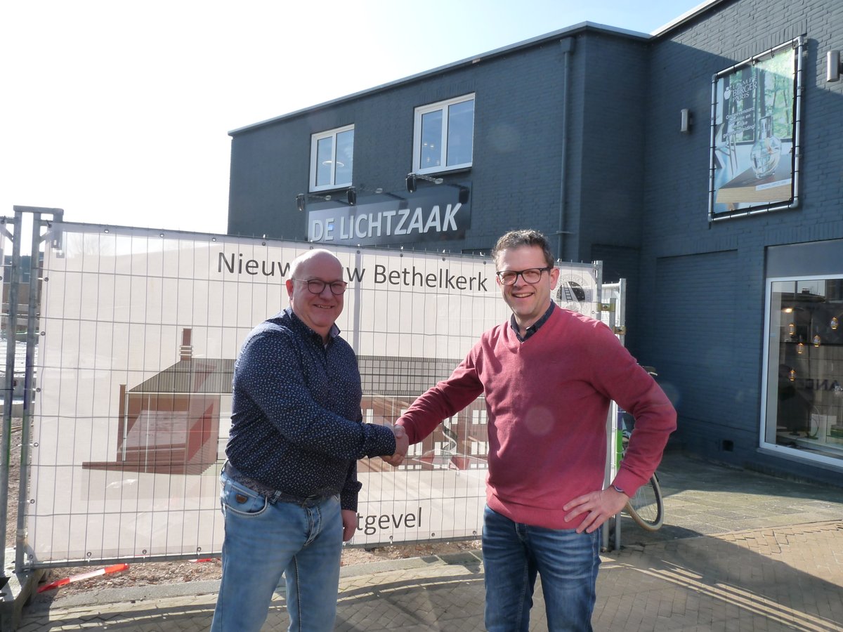 DeLichtzaak's tweet photo. Hoe trots kan je zijn ! De Bethelkerk heeft het gehele verlichtingsplan van de nieuwbouw op de Kerkbuurt gegund aan De Lichtzaak. Met een stevige handdruk van Jan Visser werd deze opdracht nog eens bevestigd .
#trots #mooisliedrecht #bethelkerk #delichtzaak https://t.co/Pk7fZslxJJ